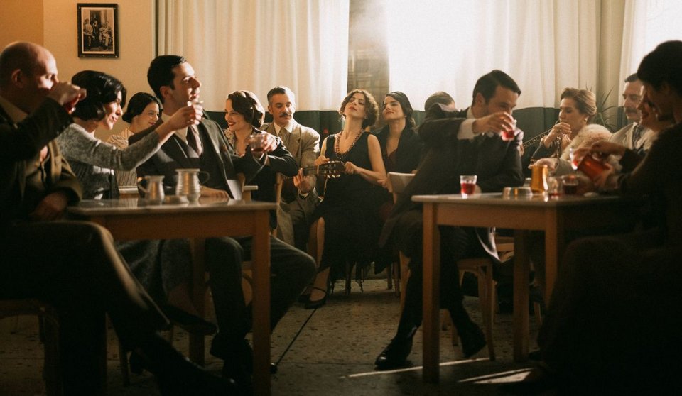 Η μουσική παράσταση «ASTORIA» μάς μεταφέρει στη Νέα Υόρκη του Μεσοπολέμου, εκεί όπου μια μικρή Ελλάδα γεννιέται μέσα σε ένα καφενείο στην καρδιά της Αστόριας 