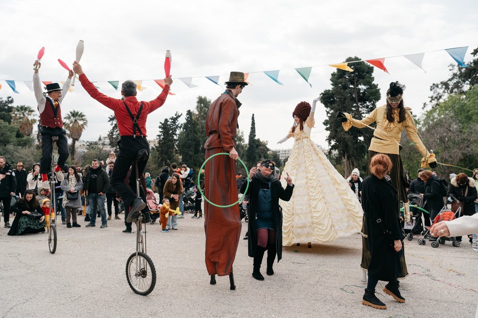 Μουσική, χορός, ξυλοπόδαροι, καρναβαλικά παιχνίδια