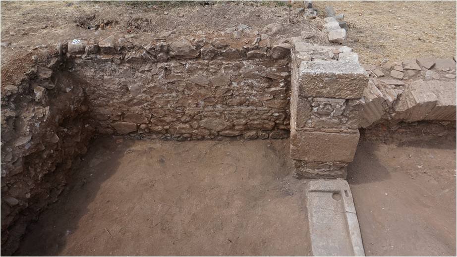 Άποψη του χώρου με το μαρμάρινο κατώφλι