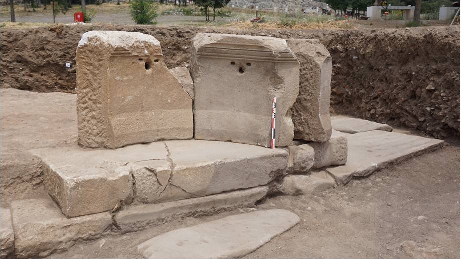 Επανατοποθετημένα μαρμάρινα μέλη μαζί με το κατά χώραν μαρμάρινο μέλος του κρηναίου οικοδομήματος