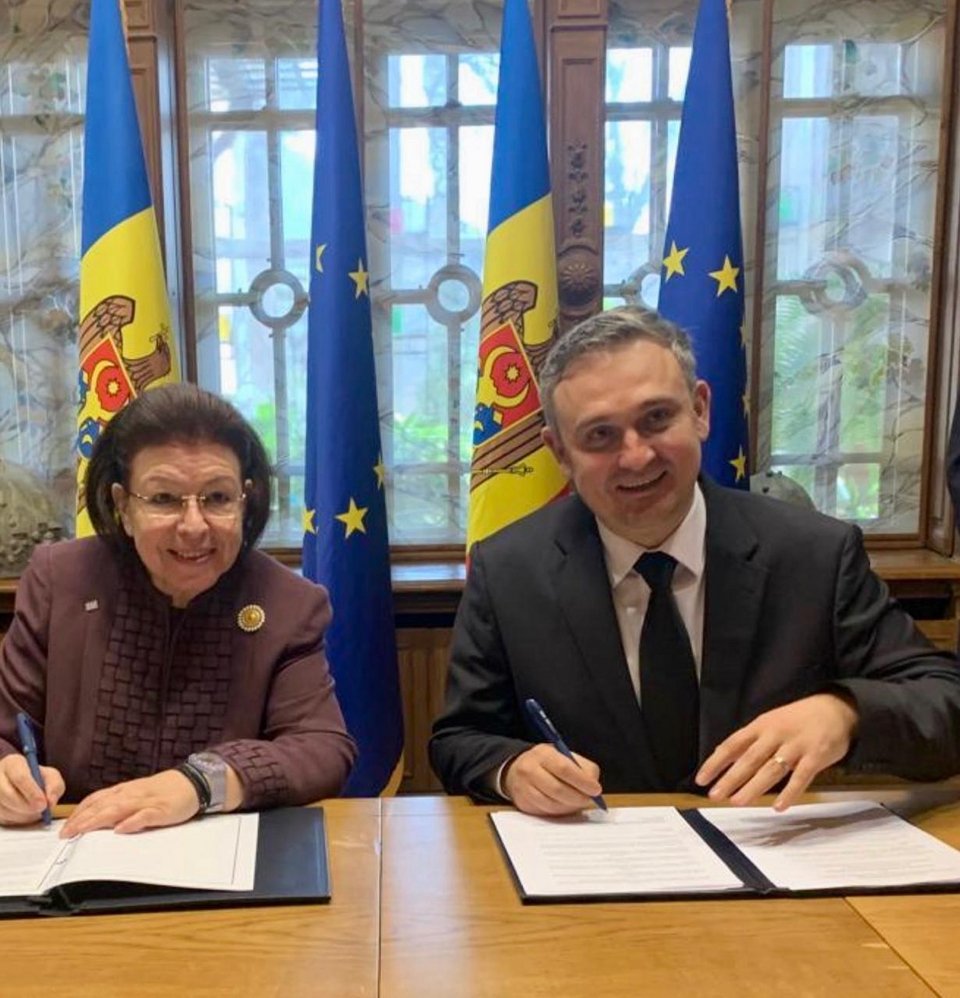 Υπογραφή μνημονίου κατανόησης από την υπουργό Πολιτισμού, Λίνα Μενδώνη, και τον υπουργό Πολιτισμού της Μολδαβίας, Cristian Jardan  