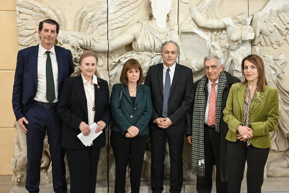 Από αριστερά προς τα δεξιά: Γεώργιος Δελλής, Καθηγητής Δημοσίου Δικαίου ΕΚΠΑ - Φαλή Βογιατζάκη, Πρόεδρος Εθνικού Μουσείου Φυσικής Ιστορίας Γουλανδρή - Κατερίνα Σακελλαροπούλου, τ. Πρόεδρος της Δημοκρατίας, Πρόεδρος του Συμβουλίου της Επικρατείας ε.τ. - Κωνσταντίνος Καρτάλης, Καθηγητής Φυσικής Περιβάλλοντος ΕΚΠΑ, Μέλος της Επιστημονικής Επιτροπής της Ε.Ε. για την Κλιματική Αλλαγή - Κωνσταντίνος Μενουδάκος, Πρόεδρος του Συμβουλίου της Επικρατείας ε.τ. - Εμμανουέλα Δούση, Καθηγήτρια Διεθνών Θεσμών ΕΚΠΑ, Κάτοχος της έδρας UNESCO για την Κλιματική Διπλωματία