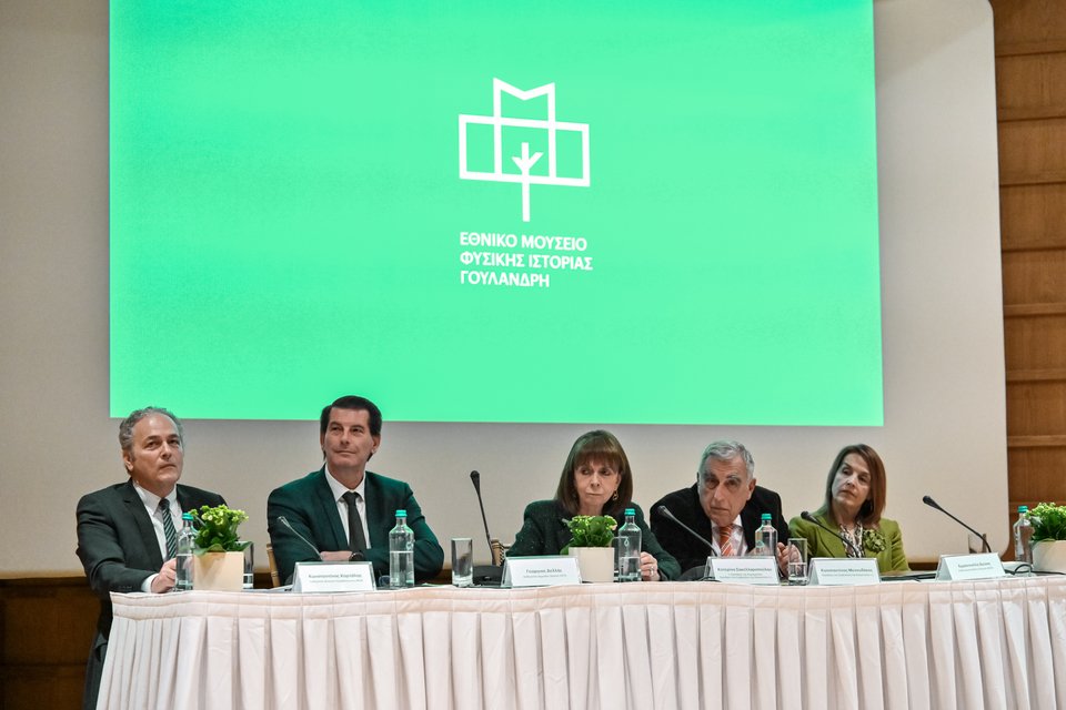 Από αριστερά προς τα δεξιά: Κωνσταντίνος Καρτάλης, Καθηγητής Φυσικής Περιβάλλοντος ΕΚΠΑ, Μέλος της Επιστημονικής Επιτροπής της Ε.Ε. για την Κλιματική Αλλαγή - Γεώργιος Δελλής, Καθηγητής Δημοσίου Δικαίου ΕΚΠΑ - Κατερίνα Σακελλαροπούλου, τ. Πρόεδρος της Δημοκρατίας, Πρόεδρος του Συμβουλίου της Επικρατείας ε.τ. - Κωνσταντίνος Μενουδάκος, Πρόεδρος του Συμβουλίου της Επικρατείας ε.τ. - Εμμανουέλα Δούση, Καθηγήτρια Διεθνών Θεσμών ΕΚΠΑ, Κάτοχος της έδρας UNESCO για την Κλιματική Διπλωματία 