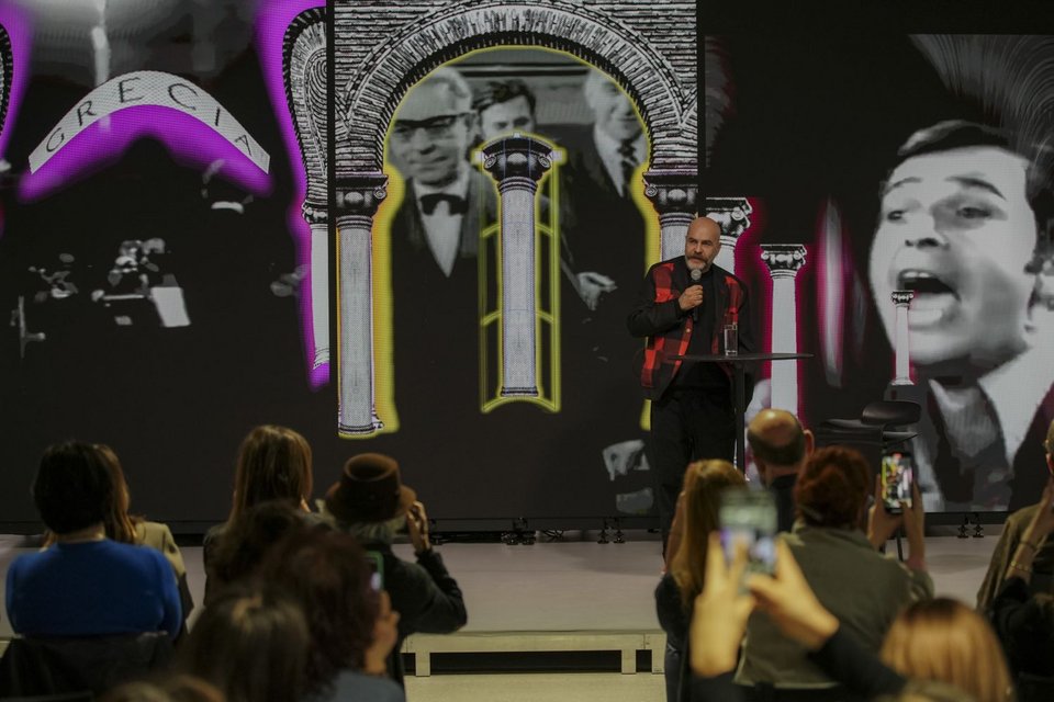 Ο Ανδρέας Αγγελιδάκης εκπροσωπεί την Ελλάδα στην 61η Διεθνή Έκθεση Τέχνης – La Biennale di Venezia με το έργο «Escape Room», από τις 9 Μαΐου έως τις 22 Νοεμβρίου 2026