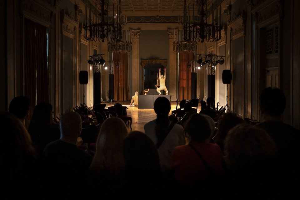 Το Δημοτικό Θέατρο Πειραιά παρουσιάζει για δεύτερη χρονιά και μόνο για δύο Κυριακές τη δράση «Φάντασμα στη Μηχανή». Μια ξεχωριστή περιπατητική και εικαστική παρέμβαση στους μοναδικούς χώρους του ιστορικού θεάτρου, με την υπογραφή του Γιώργου Δρίβα