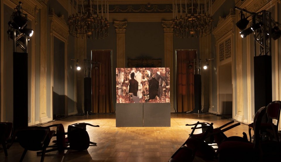 Το «Φάντασμα στη Μηχανή» είναι μια ομάδα έργων του καλλιτέχνη, τα οποία συνδυάζουν τους τομείς εικαστικών τεχνών/video art, φωτογραφίας, performance και κινηματογράφου και χρησιμοποιούν εξειδικευμένα μοντέλα ΤΝ στην παραγωγή του