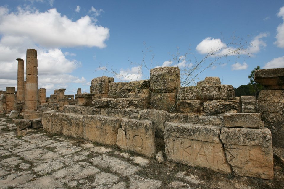 Ελληνική γραφή σε ερείπια στην αρχαία ελληνική πόλη της Κυρήνης κοντά στην αλ-Μπάιντα, στη βορειοανατολική Λιβύη / Φωτογραφία: AP