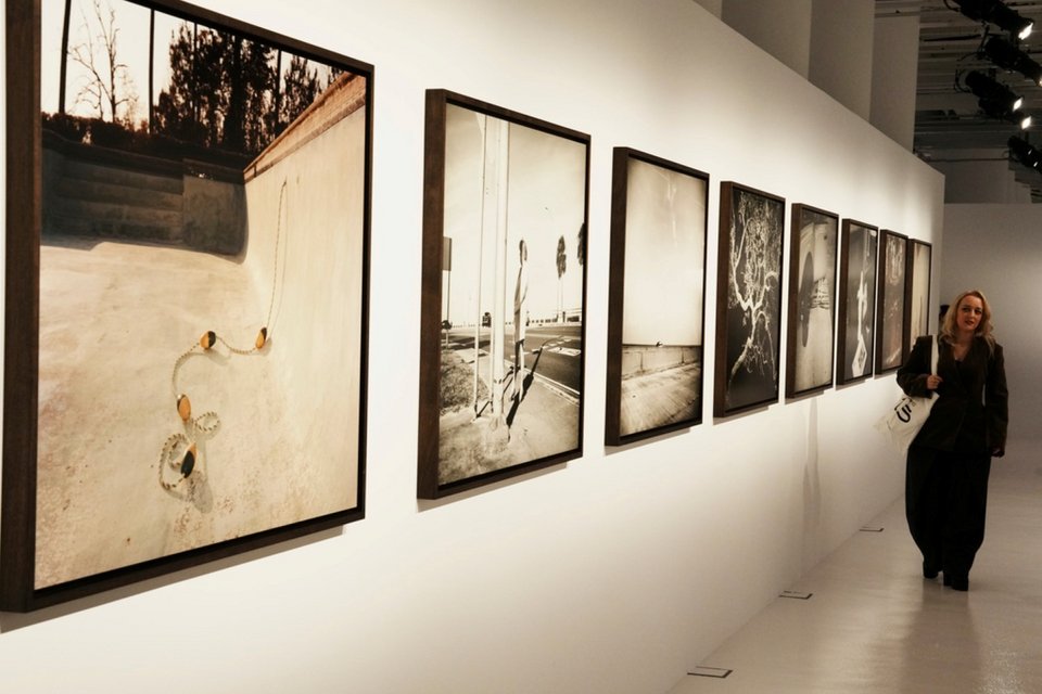 Έκθεση φωτογραφιών του υποψήφιου για Όσκαρ σκηνοθέτη Γιώργου Λάνθιμου στη Στέγη του Ιδρύματος Ωνάση στην Αθήνα / Φωτογραφία AP/Thanassis Stavrakis