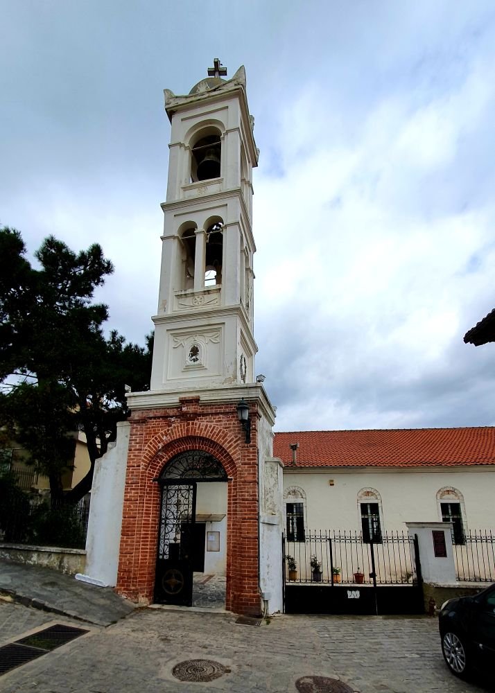 Σε μία από τις ομορφότερες γειτονιές της παλιάς πόλης της Ξάνθης, πάνω από τη γνωστή πλατεία Αντίκα δεσπόζει η πετρόχτιστη εκκλησία του Αγίου Γεωργίου
