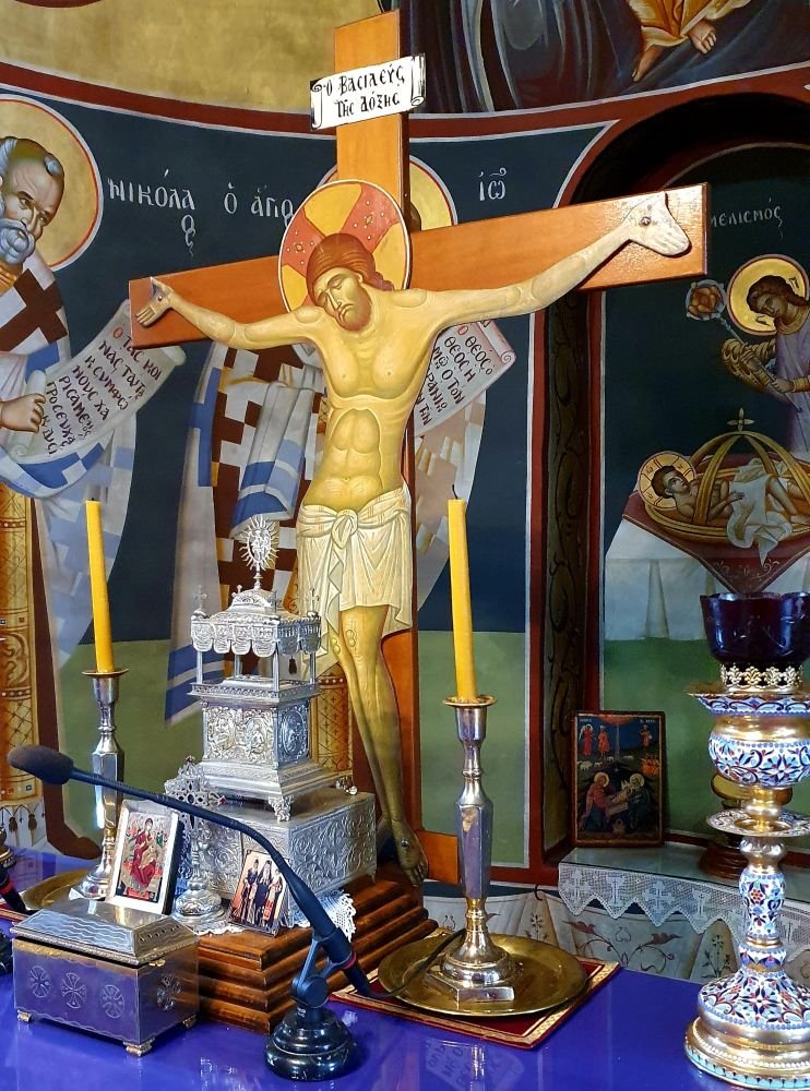 Στο επίκεντρο της κατανυκτικής ατμόσφαιρας στην παλιά πόλη της Ξάνθης βρίσκεται ένας ξεχωριστός Εσταυρωμένος του σπουδαίου αγιογράφου και λογοτέχνη Φώτη Κόντογλου