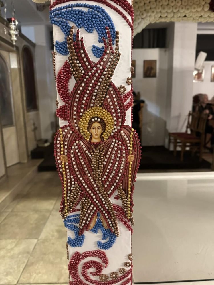 «Ο ιδιαίτερος στολισμός με τις πέρλες, μέσα στην εκκλησιαστική συμβολική, παραπέμπουν στο «πολύτιμον μαργαρίτην» του Ευαγγελίου»