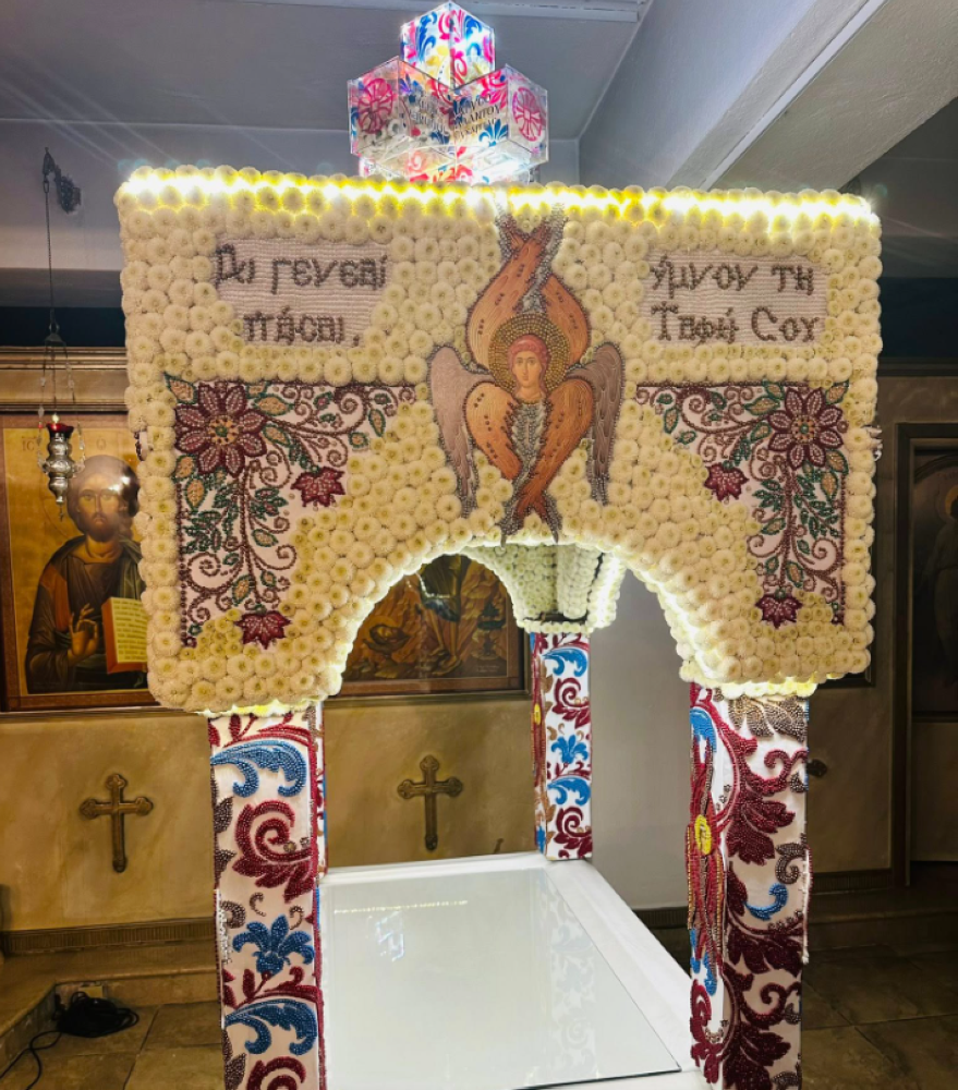 Ο υπέρλαμπρος επιτάφιος στον Ιερό Ναό της Αγίας Ειρήνης Χρυσοβαλάντου στην Ευκαρπία, δεν στολίζεται μέσα σε λίγες ώρες αλλά χρειάζεται μήνες προετοιμασίας