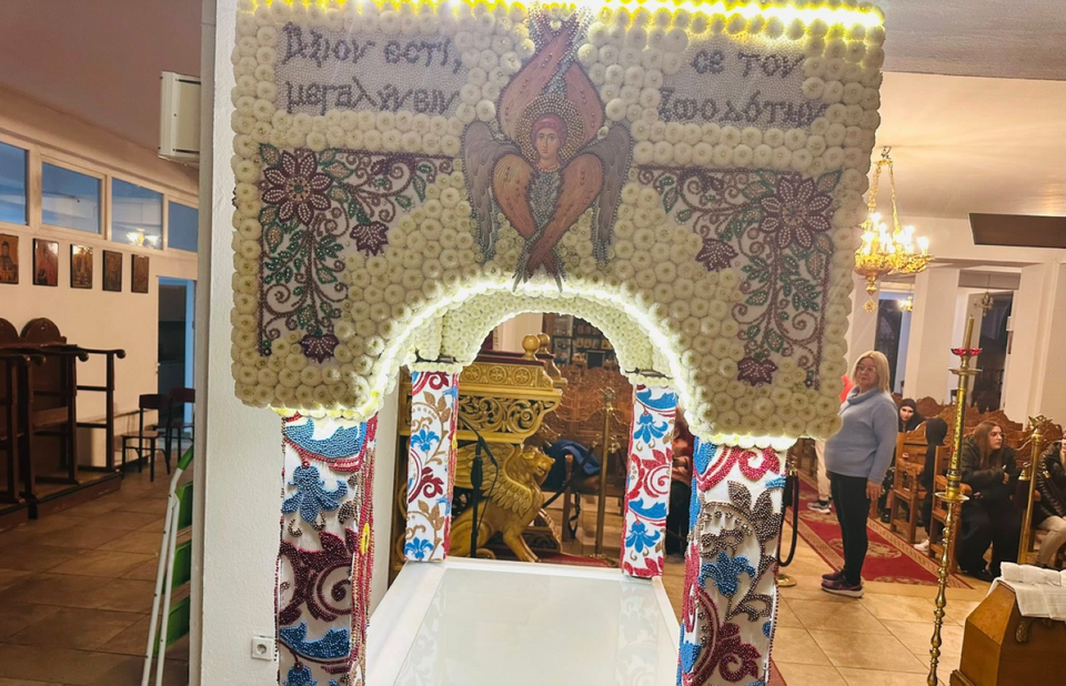 Ο υπέρλαμπρος επιτάφιος στον Ιερό Ναό της Αγίας Ειρήνης Χρυσοβαλάντου στην Ευκαρπία, δεν στολίζεται μέσα σε λίγες ώρες αλλά χρειάζεται μήνες προετοιμασίας