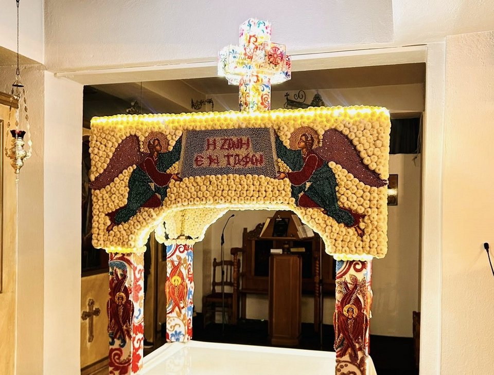 «Ο Επιτάφιος της Μεγάλης Παρασκευής αποτελεί ένα από τα πιο κατανυκτικά σύμβολα της Ορθόδοξης λατρείας. Συμβολίζει τον τάφο του Χριστού, αλλά ταυτόχρονα και το ίδιο το Σώμα Του, το οποίο κατατίθεται «εν τάφω»