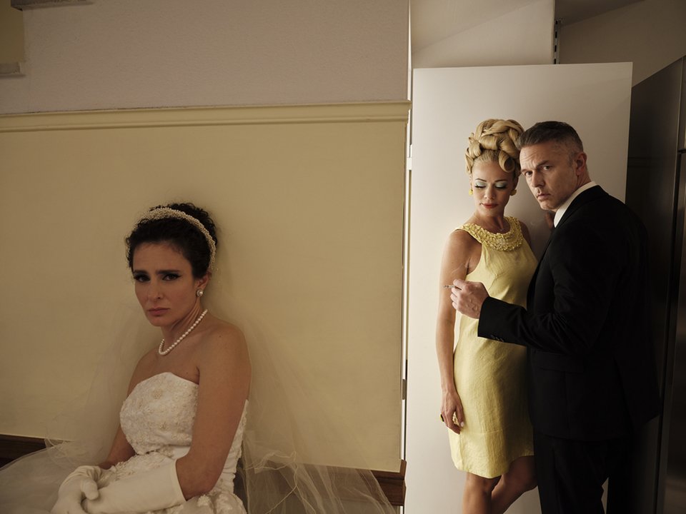 Με αρχική έμπνευση το «Τζένη Τζένη», την κλασική ταινία της Φίνος Φιλμς, ο Νίκος Καραθάνος στρέφει το βλέμμα του στη μυθική πλέον αφήγηση των ελληνικών ταινιών