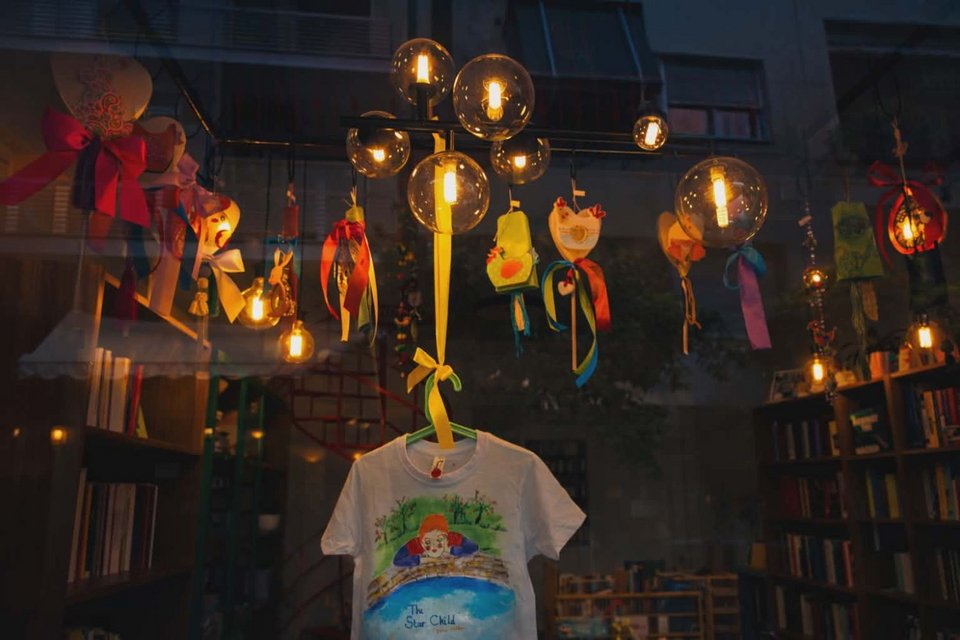 Στο Κιού μπορεί κανείς να βρει κομψά τετράδια, ατζέντες, επιλεγμένη γραφική ύλη και μικροαντικείμενα εμπνευσμένα από τις τέχνες, καθώς και αξεσουάρ και ρουχισμό με καλλιτεχνικό χαρακτήρα