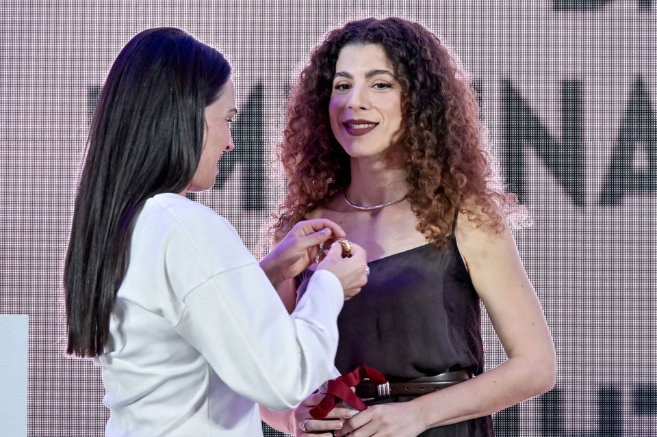 Η περσινή νικήτρια Μαίρη Μηνά βραβεύει την Έβελιν Ασουάν / Φωτογραφία Eurokinissi