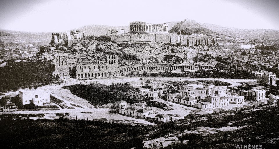 Η κατοικία Παρθένη αριστερά στα πόδια της Ακρόπολης,σε καρτ ποστάλ