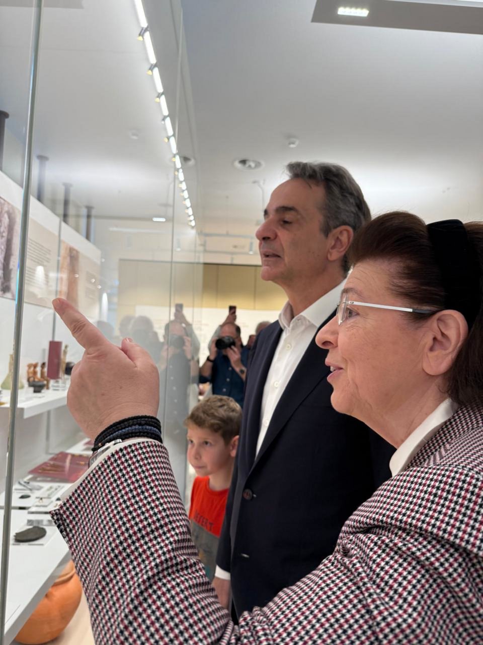 Η Υπουργός Πολιτισμού Λίνα Μενδώνη ξεναγεί τον Πρωθυπουργό Κυριάκο Μητσοτάκη στο μουσείο «Θεσσαλονικέων Μητρόπολις»