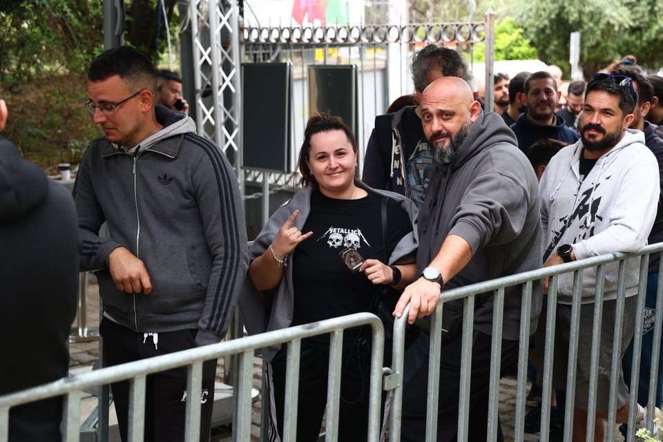 Άνθρωποι κάθε ηλικίας στην ουρά