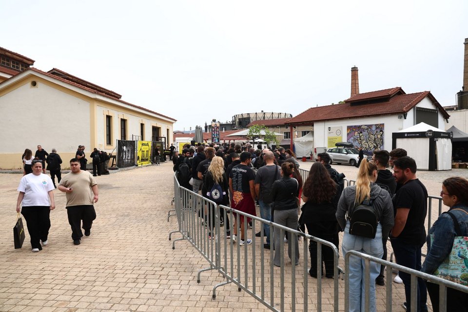 Ουρές θαυμαστών στην Τεχνόπολη για το pop up κατάστημα των Metallica 