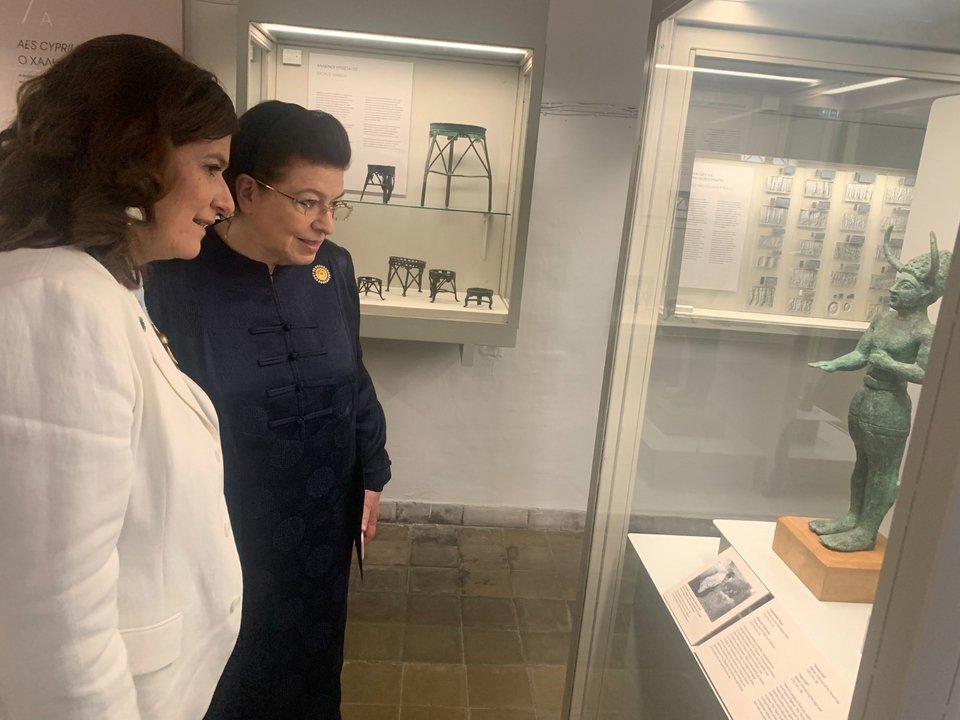Η Λίνα Μενδώνη ξεναγήθηκε από τη Λίνα Κασσιανίδου στο Κυπριακό Μουσείο