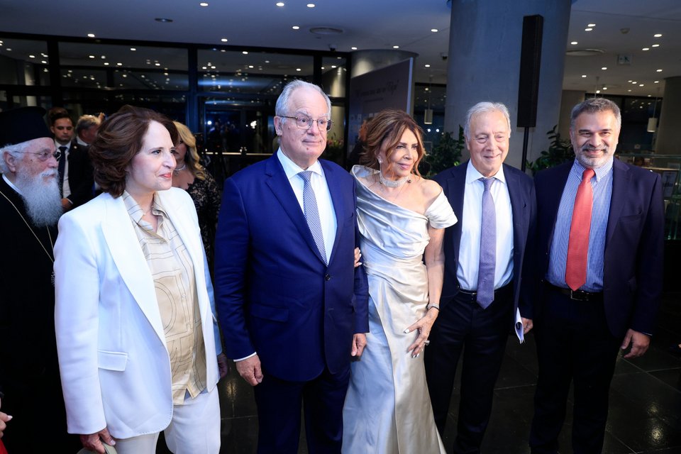 Ο ΠτΔ Κωνσταντίνος Τασούλας με τη Μιμή Ντενίση, δημιουργό του ντοκιμαντέρ «Η γυναίκα πίσω από τον Έλγιν»