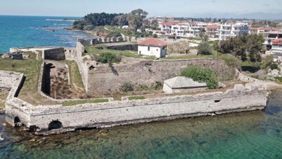 Ο Ναός των Αγίων Αναργύρων στο δώμα του Φρουρίου