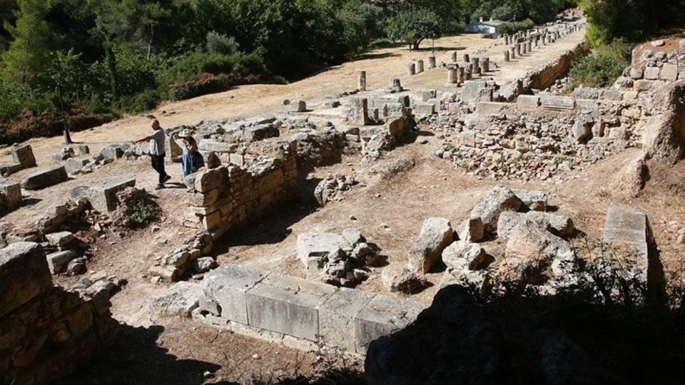 Η ηρεμία και οι ενημερωτικές πινακίδες βοηθούν τον επισκέπτη να αντιληφθεί τη χωροταξία του χώρου, τα μνημεία και τη λειτουργία τους