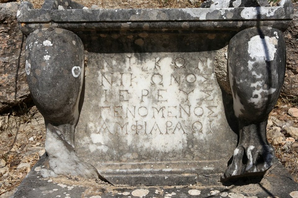 Eπιγραφές αναφέρουν τους καταλόγους των νικητών των Αμφιαρείων, των αγώνων που οργανώνονταν κάθε πέμπτο χρόνο