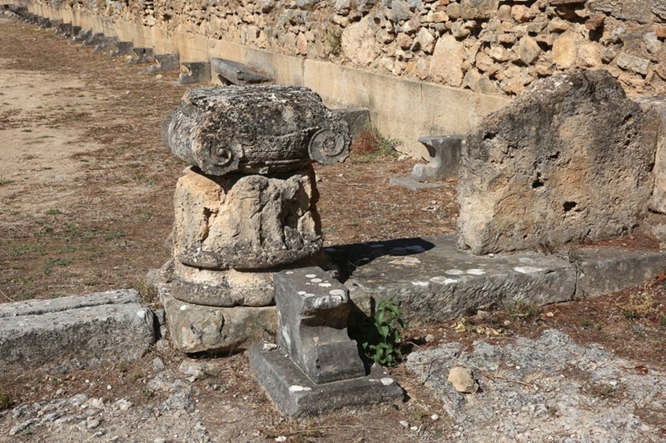Το Αμφιάρειο ήταν ιαματικό ιερό και απευθυνόταν σε όσους ήθελαν να θεραπευτούν από ασθένεια ή χρειάζονταν λύση σε κάποιο πρόβλημα