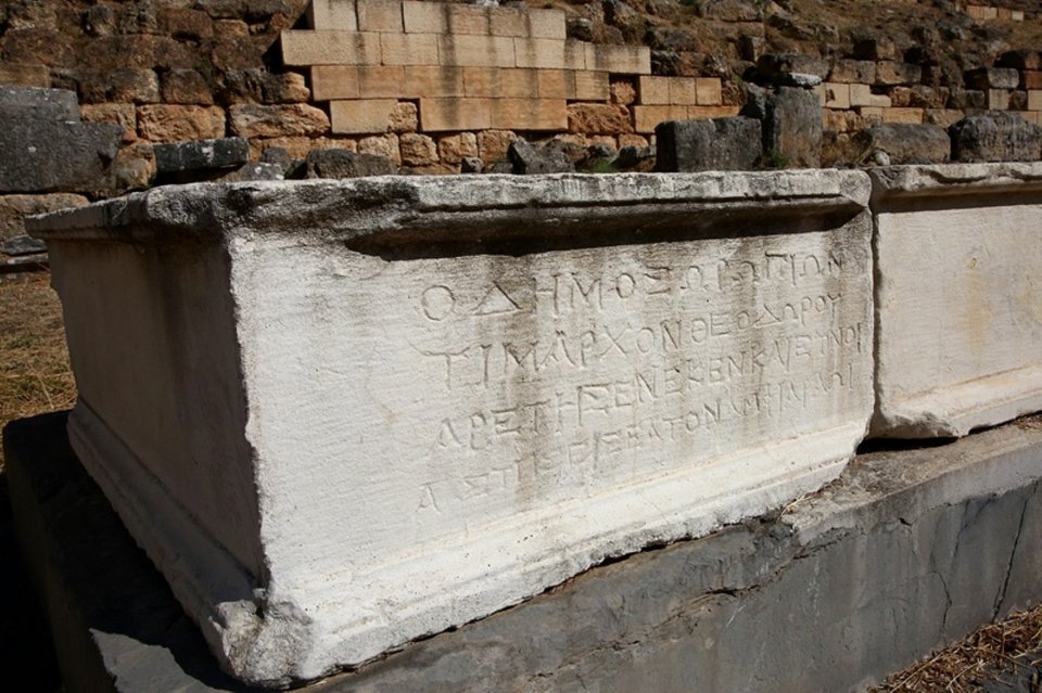 Ενσωματωμένο πλήρως μέσα σε ένα ειδυλλιακό τοπίο, το σπουδαιότερο ιερό της αρχαίας Ελλάδας που ήταν αφιερωμένο στον μυθικό ήρωα, μάντη και θεραπευτή Αμφιάραο