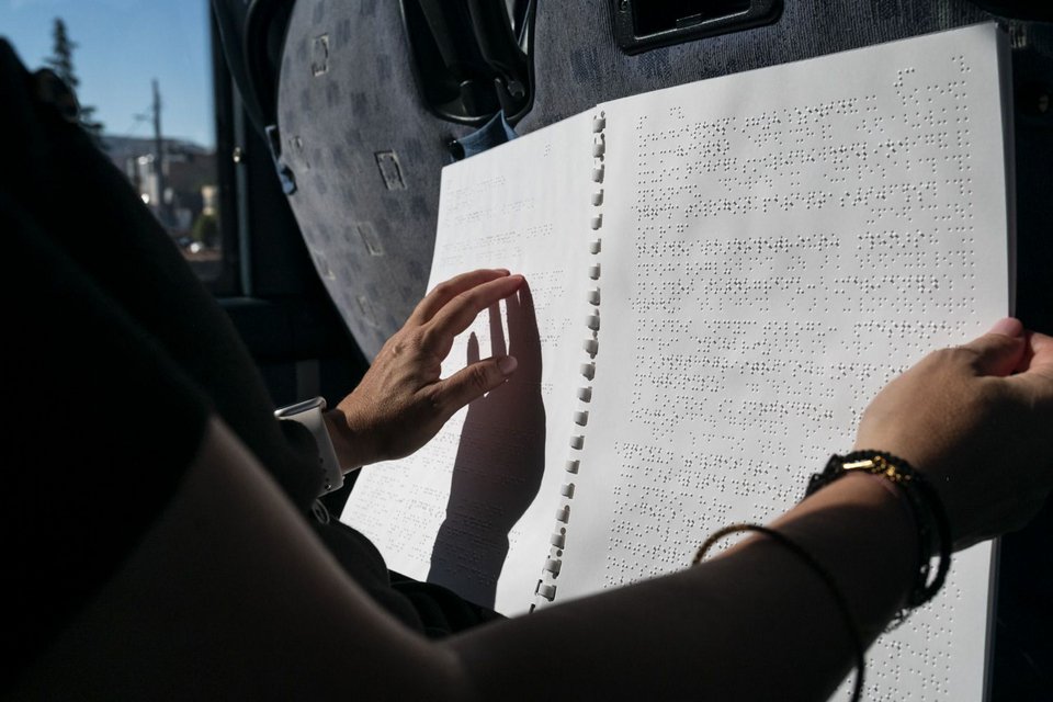 Το πρόγραμμα σε γραφή Braille: Για θεατές με οπτική αναπηρία, το Εθνικό Θέατρο διέθεσε το πρόγραμμα της παράστασης σε γραφή Braille (© Θάλεια Γαλανοπούλου)