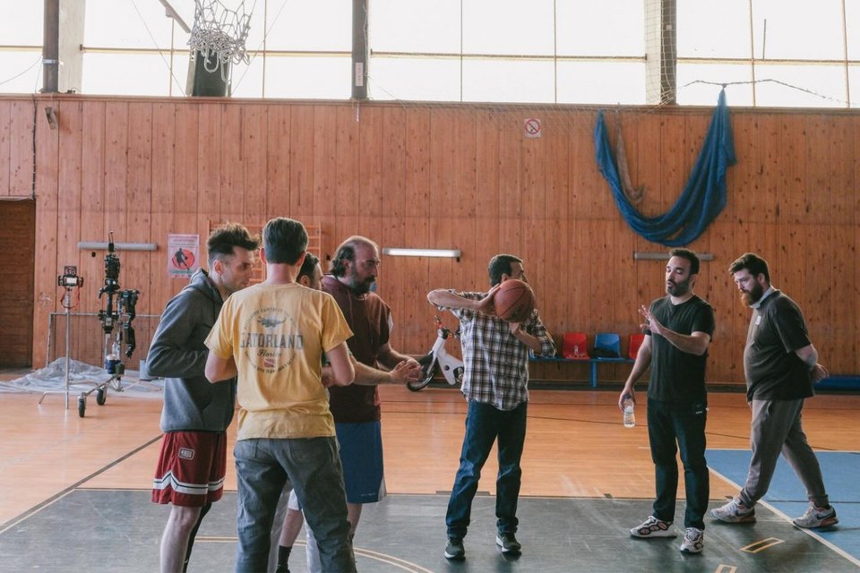 Μια παρέα παιδικών φίλων, σαραντάρηδες πια, εξακολουθεί να συναντιέται μία φορά τον μήνα για να παίξει μπάσκετ στο παλιό κλειστό γήπεδο του Εθνικού Ελληνορώσων