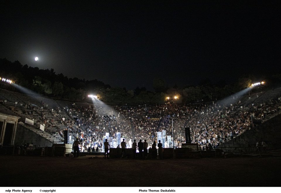 Καταχειροκροτήθηκε η παράσταση μετά το φινάλε 