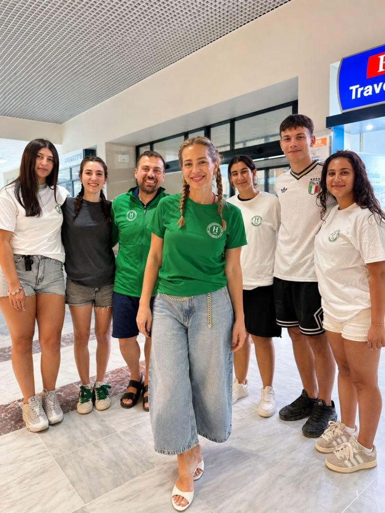 Με θερμή υποδοχή ξεκίνησε η παρουσία της Νατάσσας Μποφίλιου στη Λήμνο, όπου το βράδυ της Τρίτης 4 Αυγούστου τα παιδιά του Αθλητικού Ομίλου Ηφαιστίας, από το Κοντοπούλι Λήμνου, την καλωσόρισαν στο αεροδρόμιο του νησιού