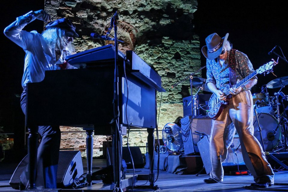 -Το συγκρότημα του Mike Scott χάρισε στο κοινό του Sani Festival μια ατμοσφαιρική συναυλία με διαχρονικά τραγούδια και μεγάλες επιτυχίες 