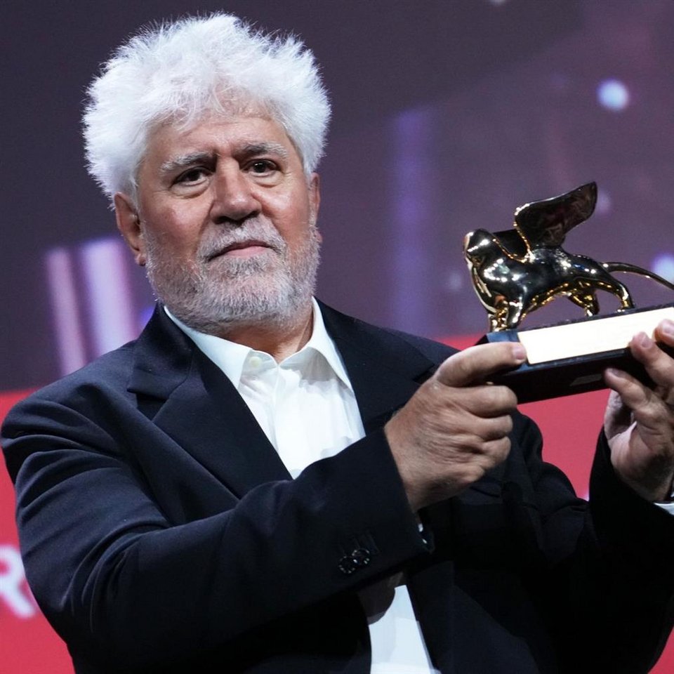 Το κάνει, μάλιστα, μέσα σε αρκετά επίπεδα αυτού του κινηματογραφικού «κουτιού μέσα σε κουτί» δράματος, όπως αναφέρει το κείμενο που συνοδεύει την συνέντευξη που έδωσε ο Ισπανός σκηνοθέτης στο Hollywood Reporter / ΑΡ