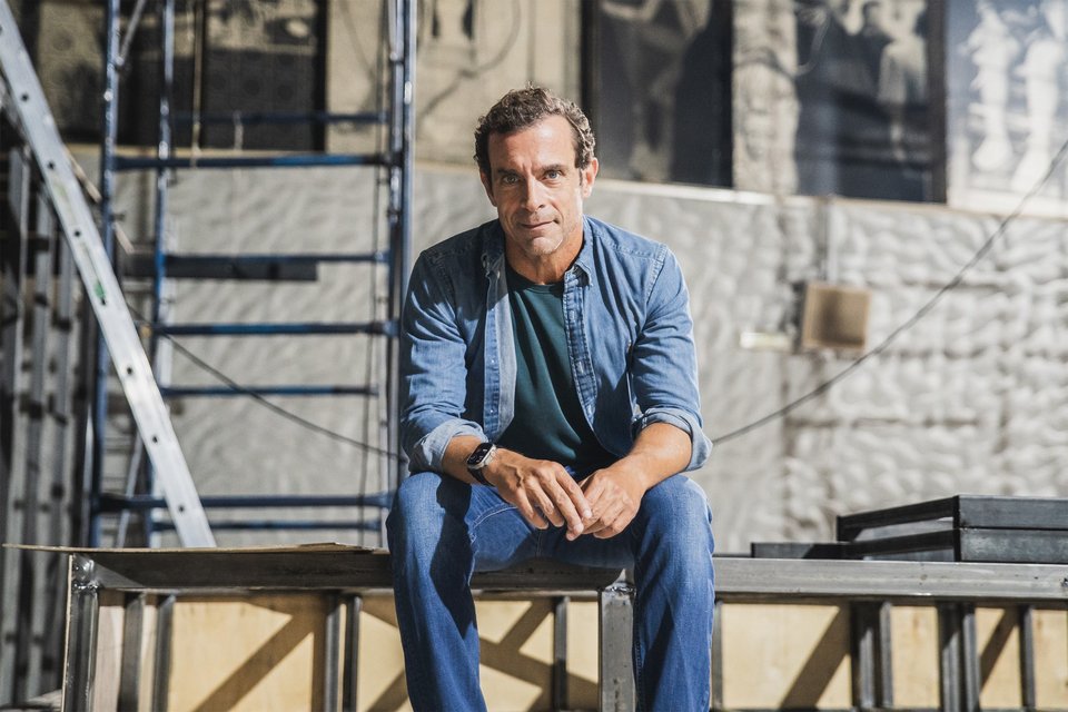 Το «Έγκλημα στο Νείλο», υπό τη σκηνοθετική υπογραφή του Κωνσταντίνου Μαρκουλάκη, φιλοδοξεί να μεταφέρει στη σκηνή όχι μόνο τη συναρπαστική πλοκή της Αγκάθα Κρίστι, αλλά και ολόκληρο τον γοητευτικό κόσμο του έργου