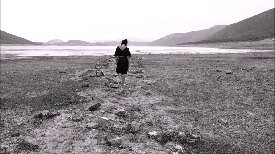 Η ταινία «Primordial» δημιουργεί έναν εσωτερικό διάλογο ανάμεσα στην ποίηση και ένα άχρονο τοπίο