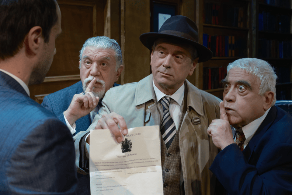 Ο Γιάννης Βούρος ενσαρκώνει τον εμβληματικό Σερ Ουίλφριντ Ρόμπαρτς, ο Δημήτρης Πιατάς τον δαιμόνιο δικηγόρο Τζον Μέηχιου