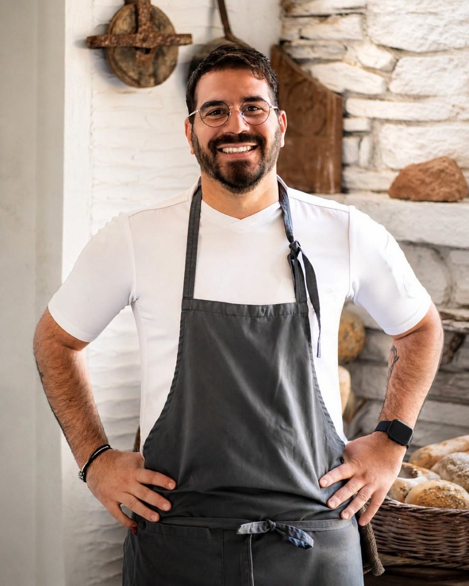 Μέσα από σχεδόν 290 σελίδες, ο Chef Μιχάλης Μάρθας μοιράζεται γνώσεις, τεχνικές και εμπειρίες που έχουν διαμορφωθεί μέσα από χρόνια έρευνας, μελέτης και επαγγελματικής δημιουργίας