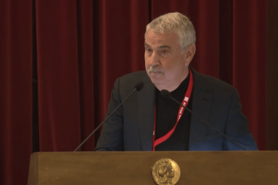 «Η ΑΙ δεν μοιάζει με καμία άλλη τεχνολογία. Είναι σαν ατμός. Εισχωρεί στα πάντα: στο ρολόι σας, στο αυτοκίνητό σας, στην τοστιέρα σας, στο τακούνι του παπουτσιού σας, στο ψυγείο σας και στην επόμενη αρθροπλαστική ισχίου σας».