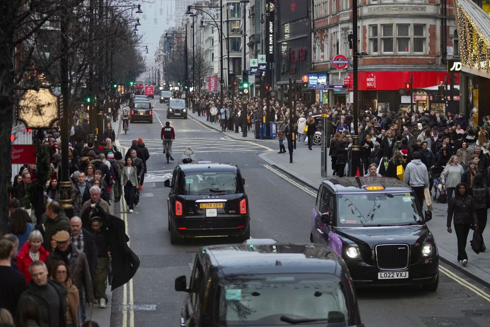 Κίνηση οχημάτων και πεζοί στην διάσημη Oxford Street του Λονδίνου – Μια εικόνα που ανήκει από σήμερα στο παρελθόν (AP Photo/Kin Cheung)