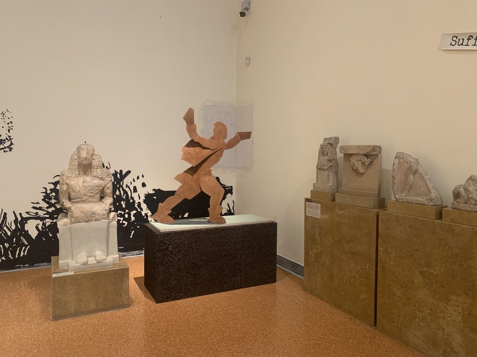 Το έργο «Dance I» του W. Kentridge ανάμεσα σε αρχαιότητες στο ΕΑΜ