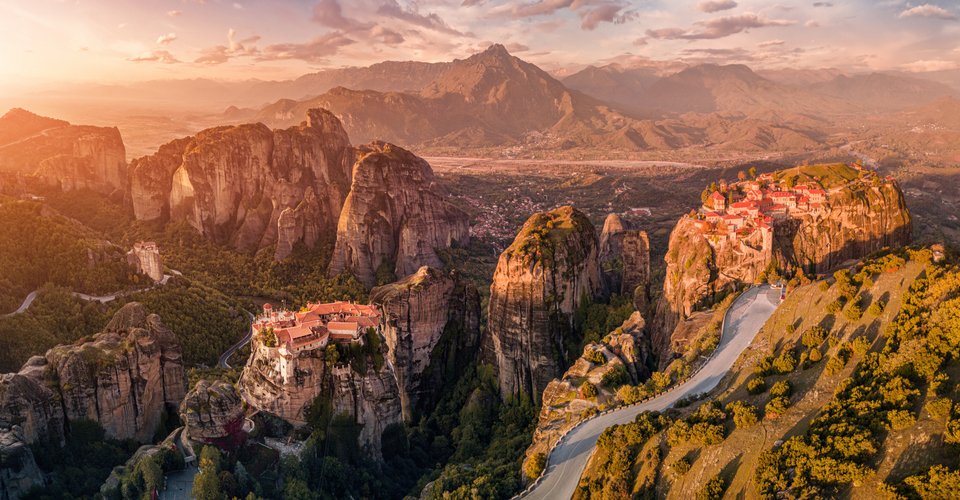 Το Παγκόσμιο Γεωπάρκο UNESCO Μετεώρων-Πύλης, σύμφωνα με τον Δήμο Μετεώρων, διαθέτει 21 μοναδικούς γεωλογικούς σχηματισμούς, έξι σπήλαια, επτά θρησκευτικά μνημεία και 32 μονοπάτια
