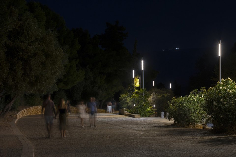 Η παρέμβαση συνδέεται με προηγούμενα έργα στην περιοχή που φέρουν την υπογραφή της Ελευθερίας Ντεκώ και έχουν υλοποιηθεί με τη στήριξη του Ιδρύματος Ωνάση