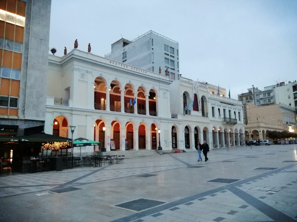 Το δημοτικό θέατρο «Απόλλων», που είναι μικρογραφία τη Σκάλας του Μιλάνο, βρίσκεται σε κεντρικό σημείο της Πάτρας, στην πλατεία Γεωργίου και αποτελεί σημείο αναφοράς της πολιτιστικής ταυτότητας της πόλης 
