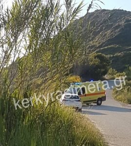 Το ΕΚΑΒ πάνω από την χαράδρα που έπεσε/ Φωτογραφία: Kerkyrasimera -Δημήτρης Βαρσάκης