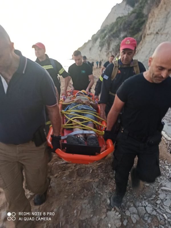 Ο 47χρονος μεταφέρεται με φορείο/ Φωτογραφία: Kerkyrasimera -Δημήτρης Βαρσάκης